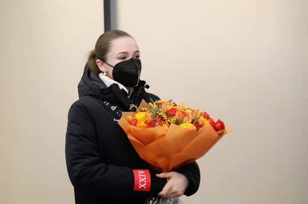 　　　　影片的叙事还真的是直述呢，由于有如许一件事，所以就产生了下面连续串的工作，由因到果。